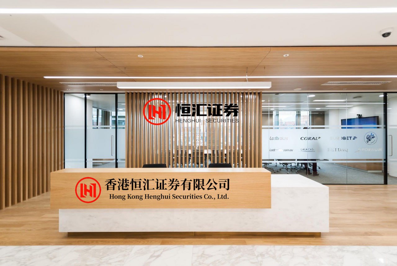 国元配资 重庆一家叫美心的企业，1989年就立了一条死规矩。37年，雷打不动。就三条：不裁员，不降薪，每年必须给所有基层员工涨工资。这老板是真沉不住气了！眼看着同行都在降本裁员保命，他却急着给员工发致歉信——就因为明年只能涨20块钱工资。但这事儿若往深了究，可绝非表面这般简单。重庆美心集团最...